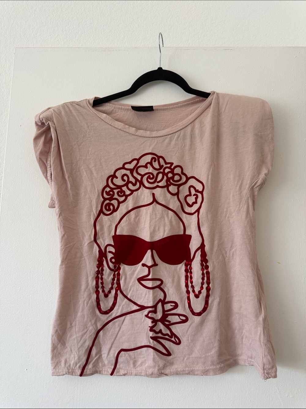 Beige  Short Sleeve Graphic Tee with velvety Red Line-Art — Women Tops